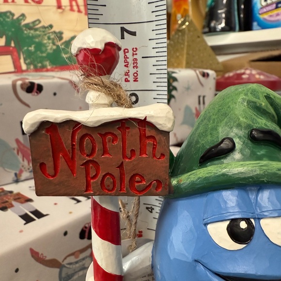 COPY - Christmas M&M Figurine - Picture 5 of 6